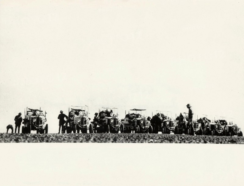 The Citroën "Black Cruise" in 1924 : cars in Colomb Béchar, last inspection before starting out