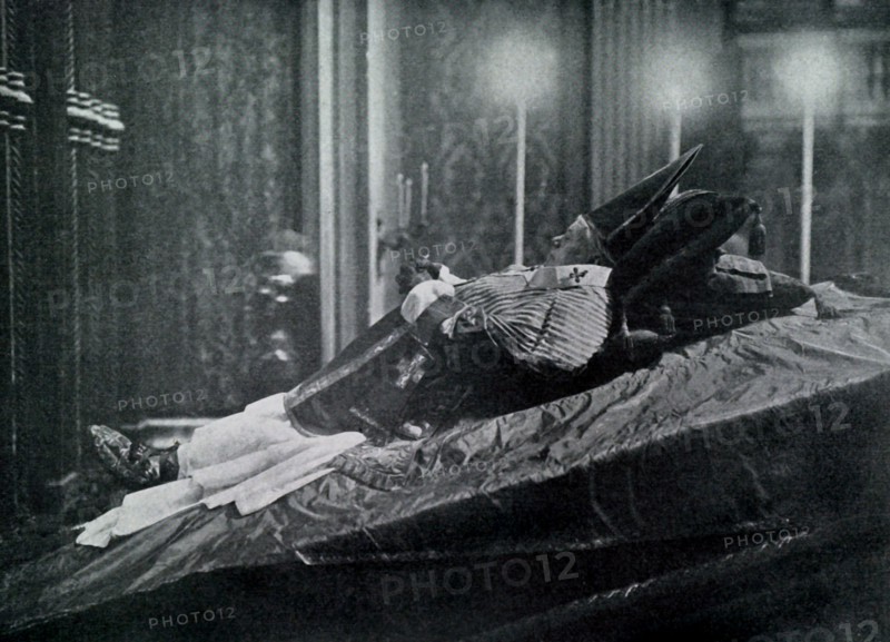 Le pape Pie X exposé dans la chapelle du Saint-Sacrement