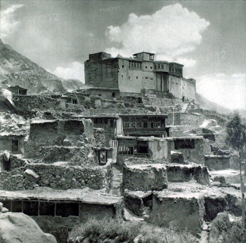 Between India and Chinese Turkistan, Baltit, capital of the principality of Hunza