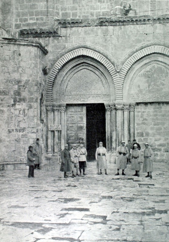 Jérusalem. Officiers et soldats français gardant le Saint-Sépulcre (1918)