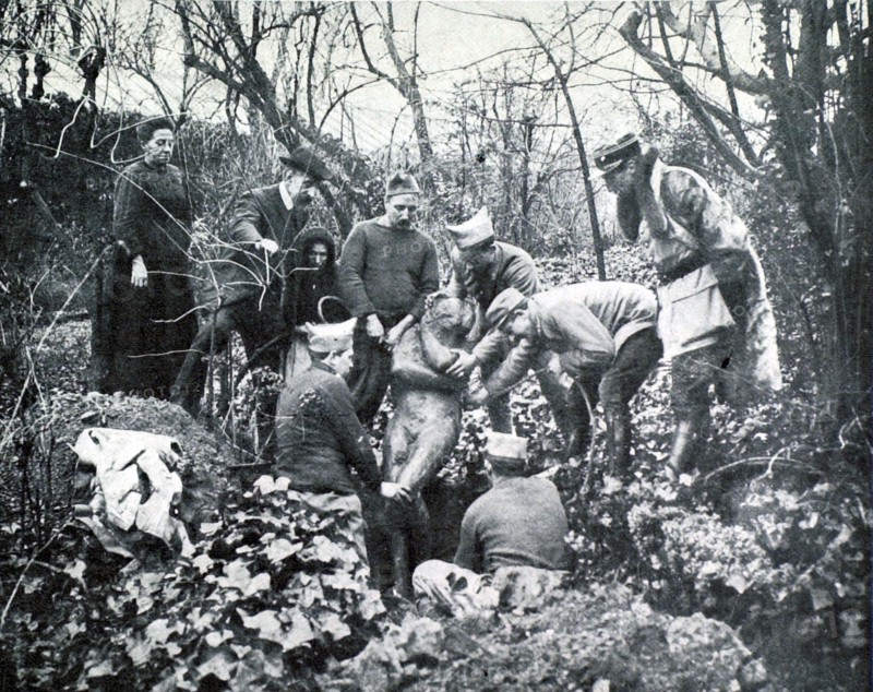 Première Guerre Mondiale. Après le départ des Allemands, exhumation d'une "Eve" de Rodin (1918)