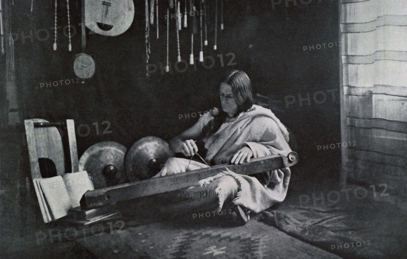 Raymond Duncan measuring harmonic intervals on Pythagore's monochord. (1912)
