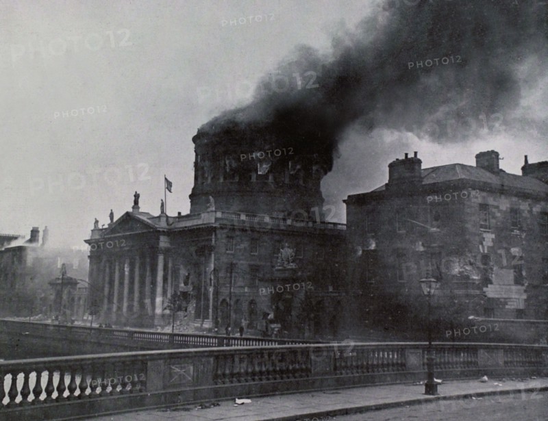 Battle between Irishmen (Unionists and Freedom Fighters) in Dublin, 1922