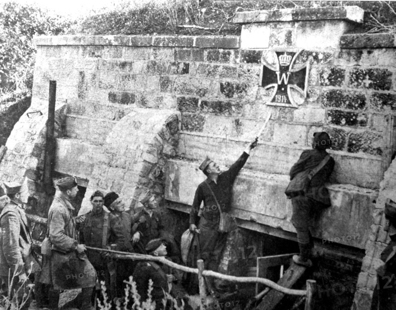 Première Guerre Mondiale. En terre lorraine libérée, entrée monumentale d'un abri construit par les Allemands en 1914