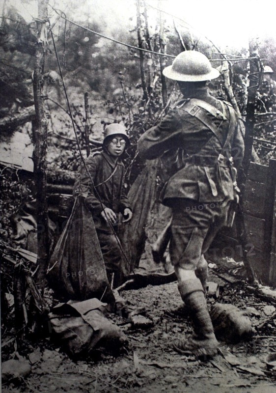 World War I. On the Champagne front, a German soldier surrenders to a Scottish soldier (1918)