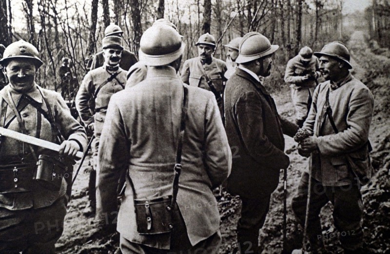 Première Guerre Mondiale. Sur le front de l'Argonne, un soldat offre à M. Barthou un bouquet de primevères