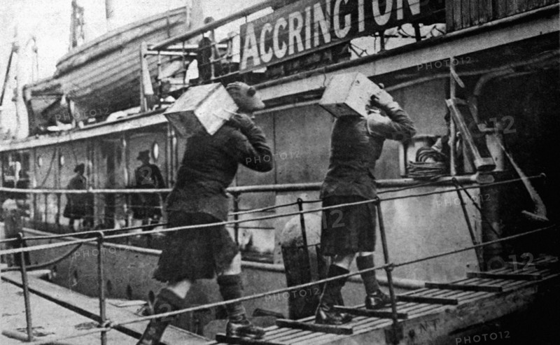 In Rotterdam, Scottish soldiers loading chests of gold, sent by Germany to pay for  its supplies