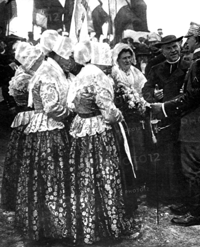 Memorial ceremonies in the ruins of Dixmude (Belgium, 1919)