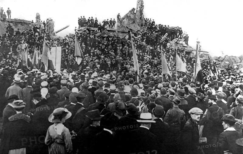 Memorial ceremonies in the ruins of Dixmude (Belgium, 1919)