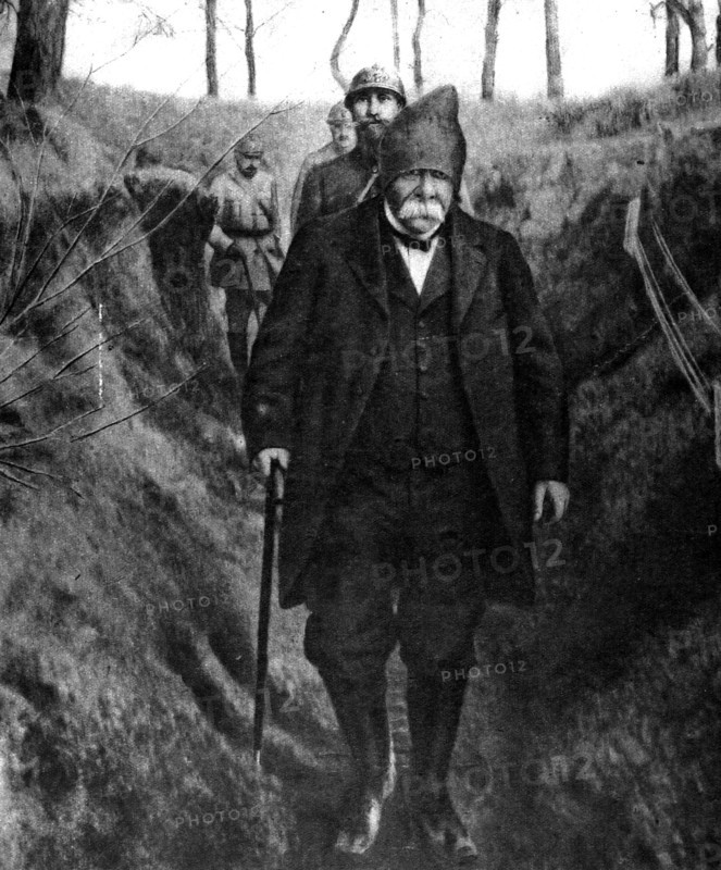 Première Guerre Mondiale. M. Clemenceau sur le front de Champagne (1918)