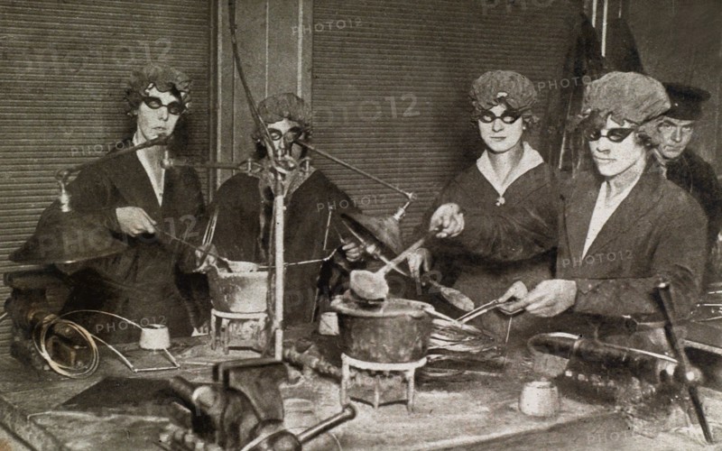 World War I. Women workers making observation balloons (England, 1918)