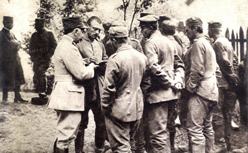 Première Guerre Mondiale. Un sous-officier allemand, prisonnier, indique, à l'aide d'un croquis, les positions allemandes (1915)