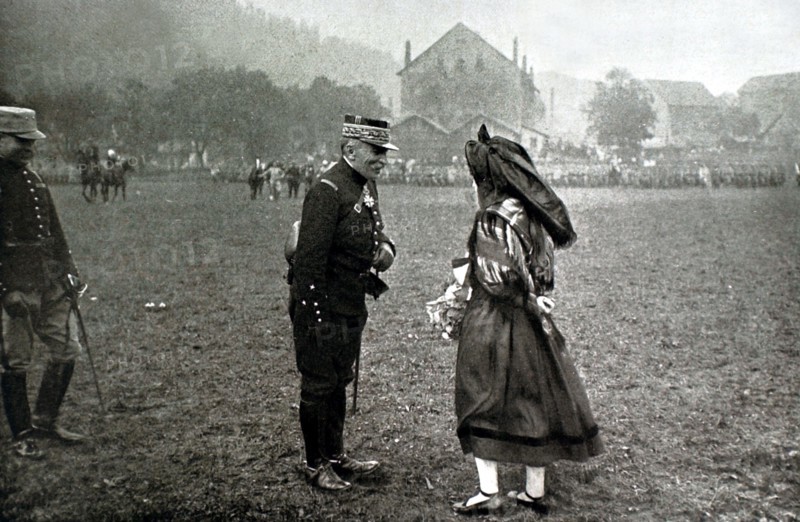 An Alsatian woman giving a bouquet to General Maud'Huy