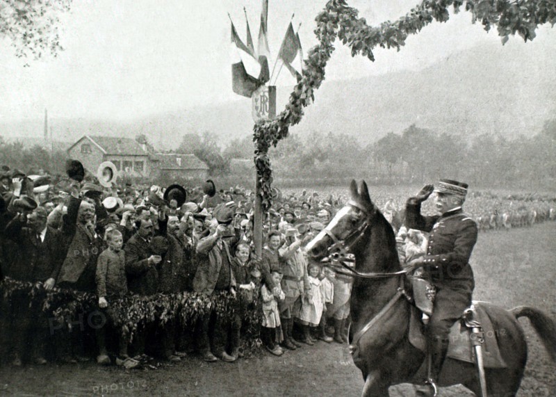 General Maud'Huy acclaimed by the population of Saint-Amarin, in Alsace