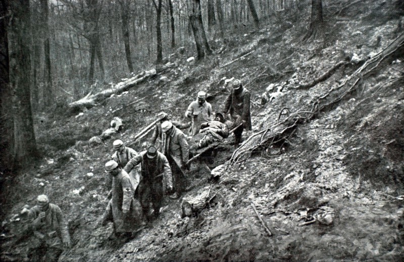 Première Guerre Mondiale. Le transport des blessés sur les pentes boisées du ravin des Eparges