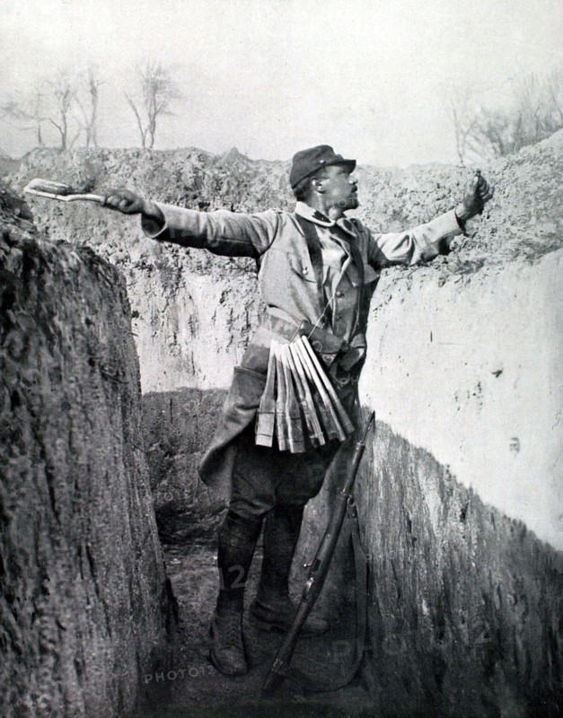 Throwing an explosive rocket into an enemy trench (1915)
(1915)