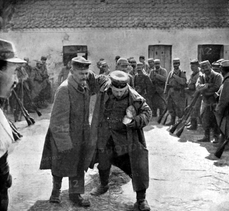 Première Guerre Mondiale. Après la prise de Carency, deux prisonniers allemands s'en vont clopin-clopant (1915)