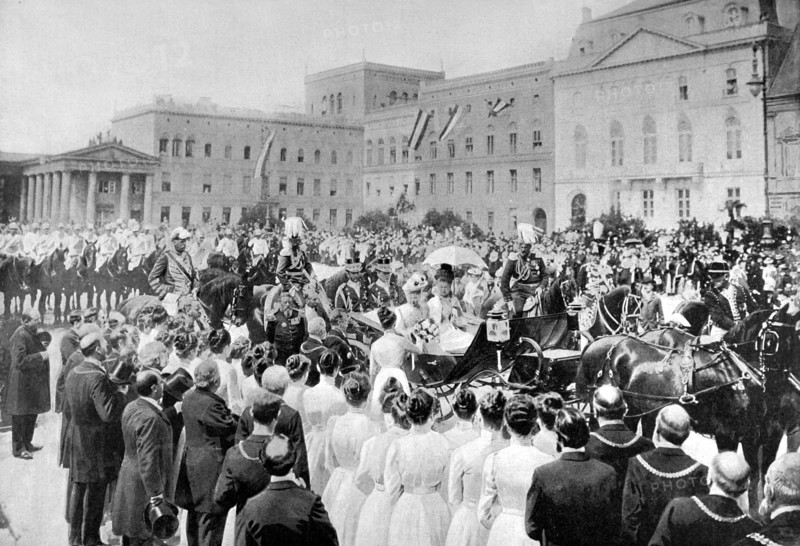 Queen Wilhelmina of the Netherlands) being received by the Mayor of Berlin