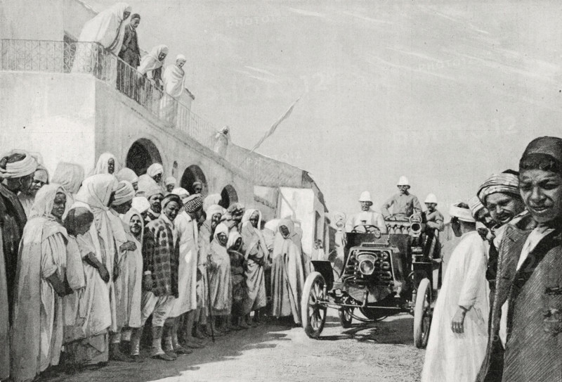 En Tunisie, arrivée à Testour d'une automobile de tourisme