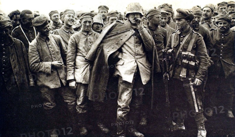 In Saint-Eloi, the English taking German prisoners (1916)