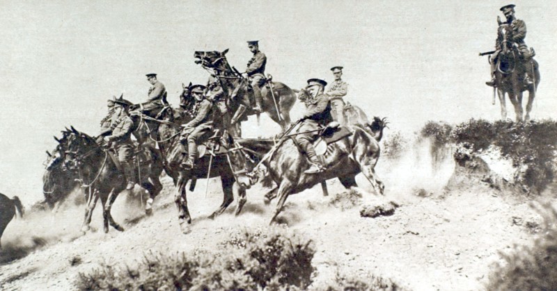 Première Guerre Mondiale. En Picardie, entrainement de la cavalerie britannique