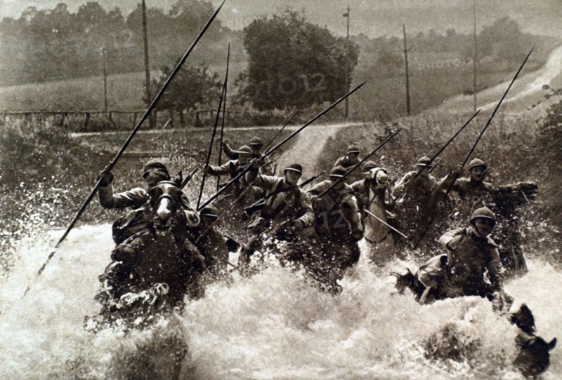 Dragoons, armed with spears, undergoing training (1916)