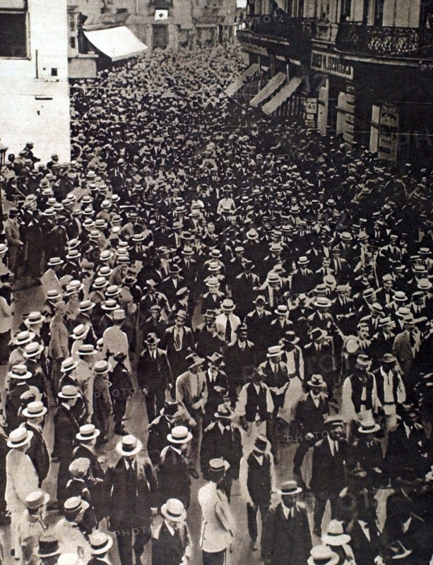Première Guerre Mondiale. Grande manifestation dans les rues de Bucarest en faveur de l'entrée en guerre de la Roumanie (1916)