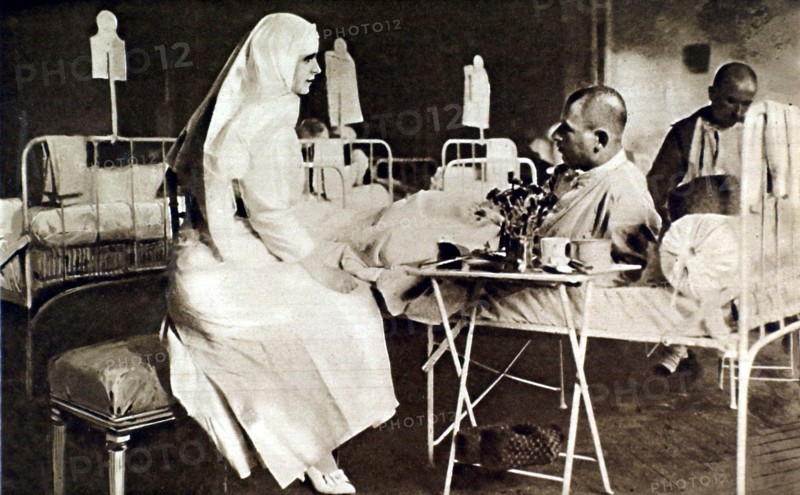 Princess Marie of Rumania with a soldier, 1916