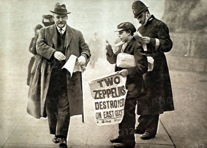 Announcing the news of a Zeppelin raid on England (1916)