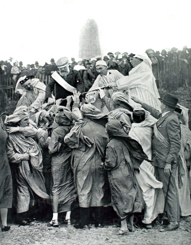 Swearing the oath for peace on King Arthur's sword (1927)