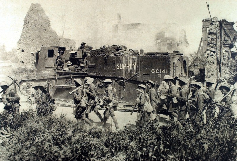 Première Guerre Mondiale. Tank de ravitaillement montant en ligne (1918)