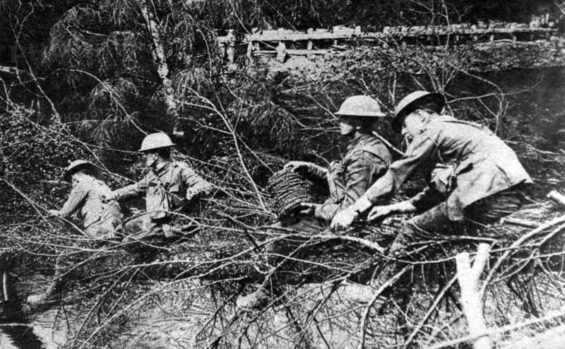 Première Guerre Mondiale. Canadiens tendant des fils de fer barbelés sur le front de la Somme
