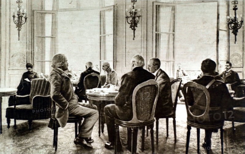 Première Guerre Mondiale. 6ème séance du conseil de guerre interallié à Versailles. MM. Lloyd George et Balfour prenant le thé.