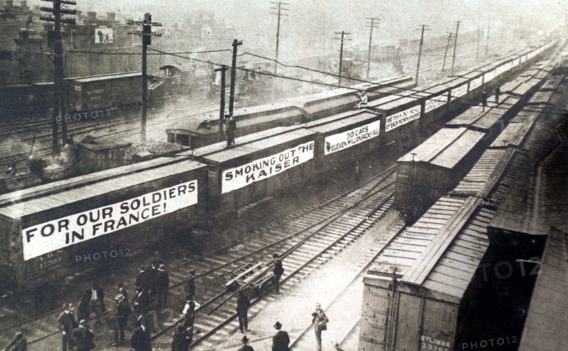 Première Guerre Mondiale. Train de 30 wagons transportant 11 millions de sacs de tabac pour les soldats américains