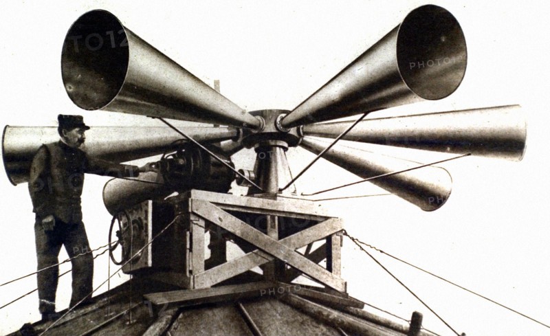 Première Guerre Mondiale. Une des vingt-six sirènes fixes à modulations qui vont être installées dans tout Paris (pour prévenir de toute attaque aérienne ou terrestre)