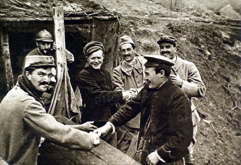 World War I. Escaped Russian soldiers fraternizing with French soldiers (1915)