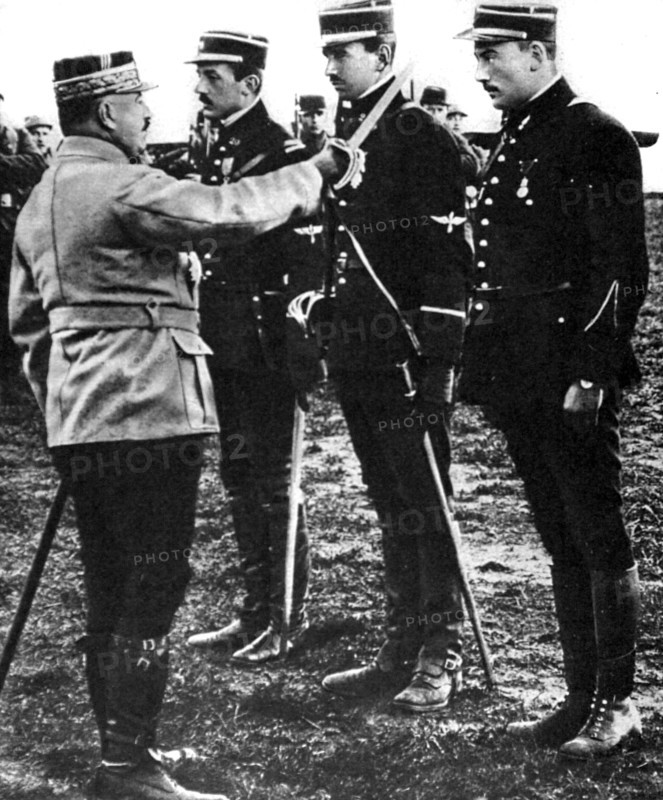 Première Guerre Mondiale. Le général Franchet d'Esperey décore des aviateurs au retour d'un raid (1915)