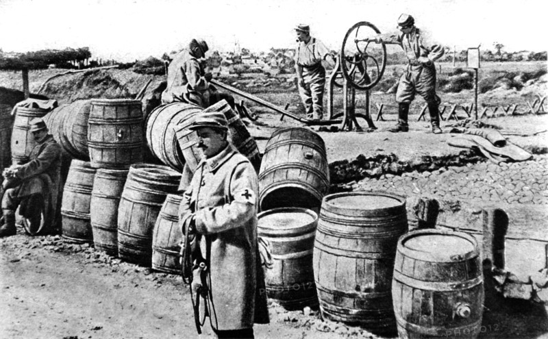 Première Guerre Mondiale. Un poste de distribution d'eau en Artois (1915)