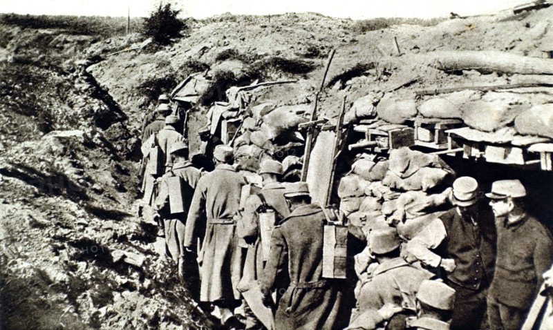 World War I. A water distribution post in Artois (1915)