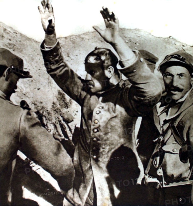 Première Guerre Mondiale. Fouille d'un prisonnier allemand