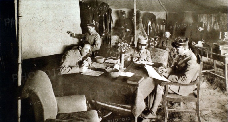 Première Guerre Mondiale. Préparation d'un raid par les aviateurs (1915)