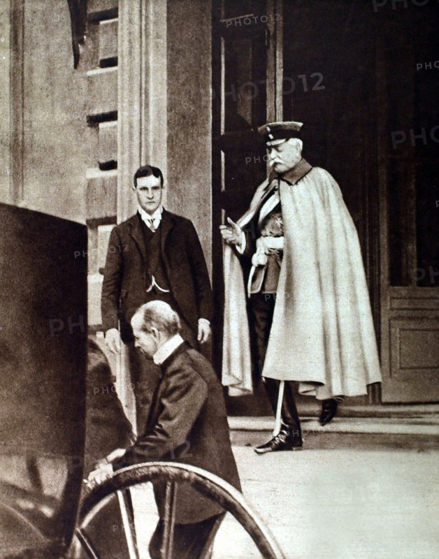 Première Guerre Mondiale. Le prince de Bülow quittant l'ambassade d'Allemagne à Rome (1915)