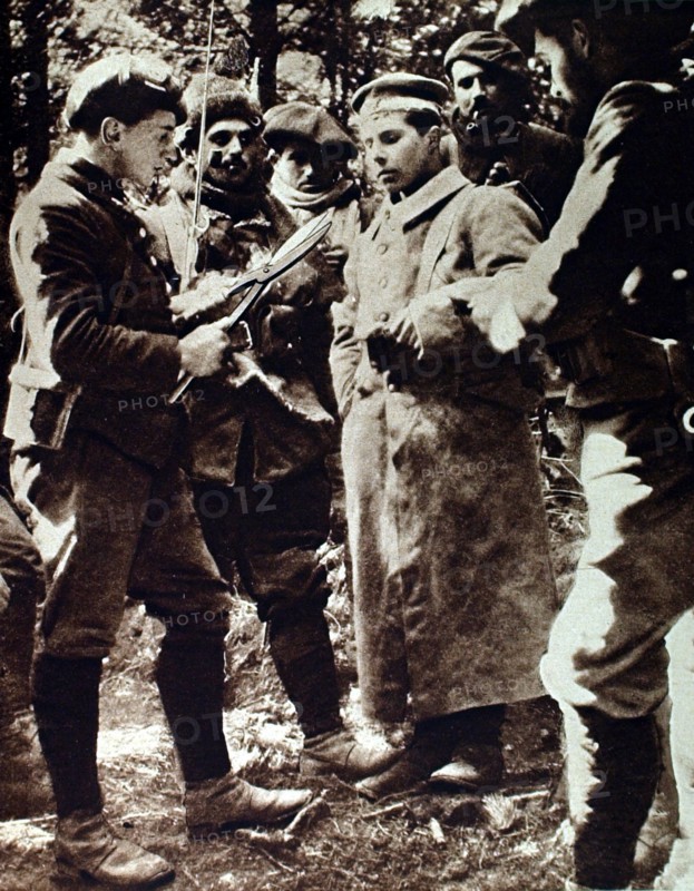 World War I. On the Vosges  front, a German soldier captured by a patrol of mountain infantrymen, undergoes an interrogation (1915)