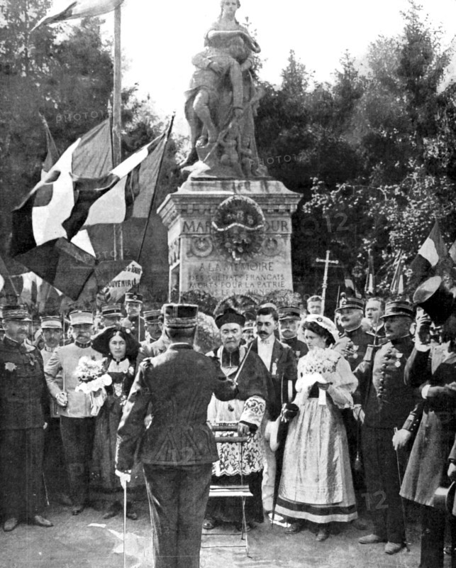 In front of the war memorial in Mars-la-Tour (1910)