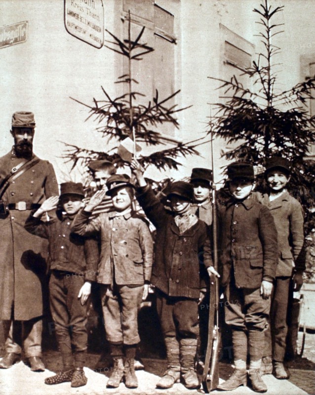 Première Guerre Mondiale. Enfants jouant à la guerre dans le village de Thann, en Alsace (1915)