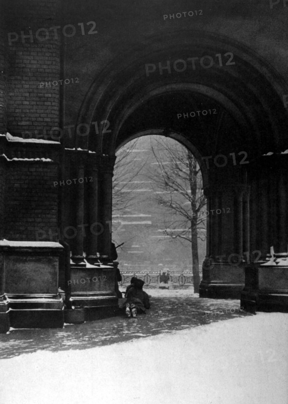 Révolution russe de 1917. A Pétrograd, soldats et étudiants tirant sur les forces de police