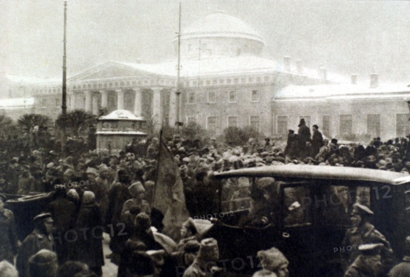 Révolution russe de 1917. A Pétrograd, devant le palais de Tauride