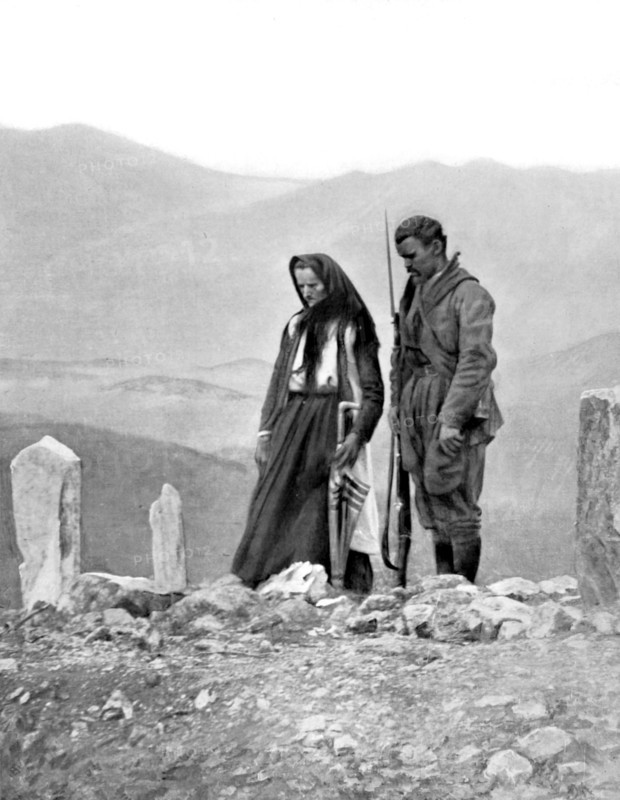 Avant l'abandon de Scutari, une mère monténégrine et son fils sur la tombe du père, tombé à l'assaut des hauteurs de Bardaniol