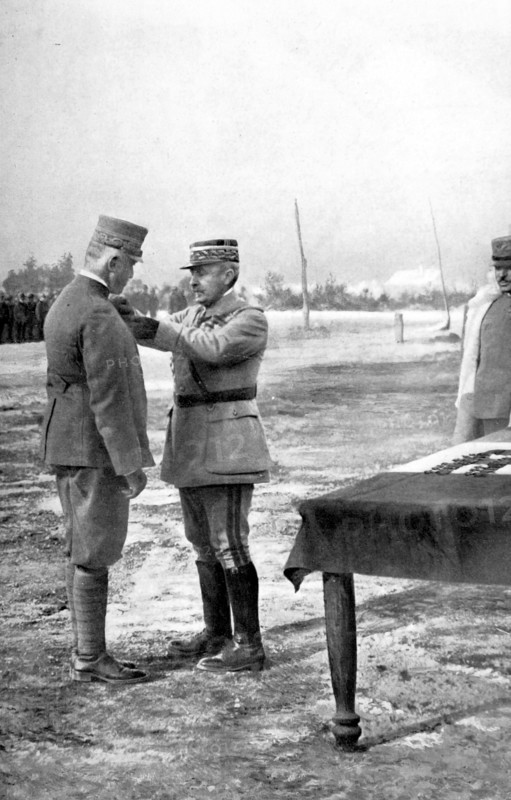 Première Guerre Mondiale. Le général Nivelle décore de la croix de guerre française le duc d'Aoste (1917)