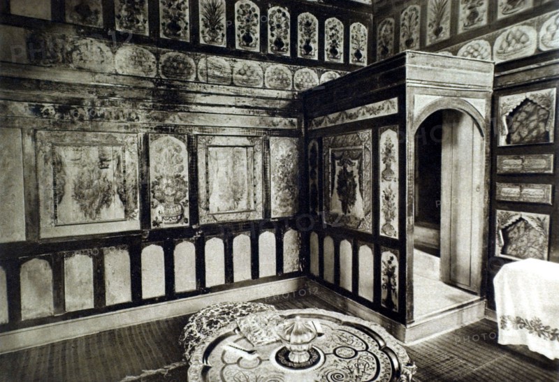 The palace of the Sultans in Constantinople (1930)